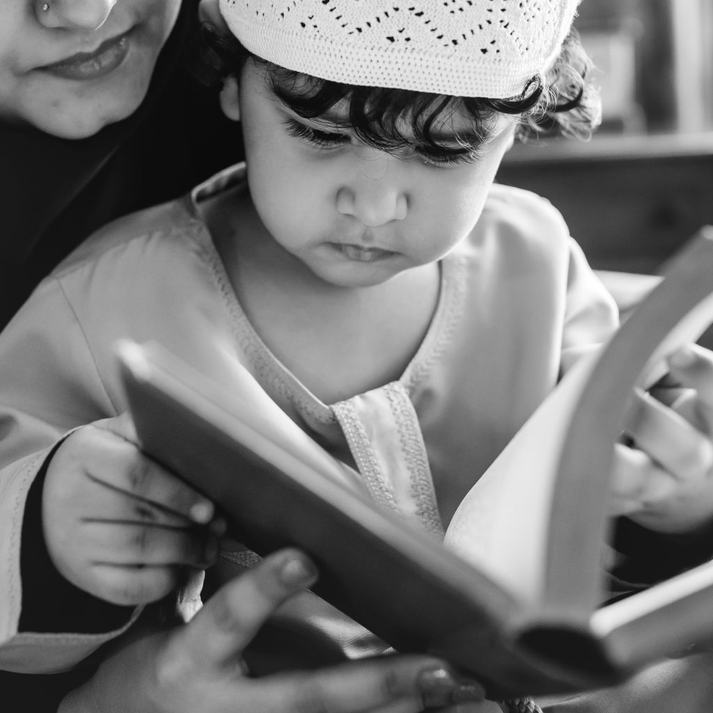 kegiatan bulan puasa anak sedang mengaji termasuk kegiatan puasa ramadhan