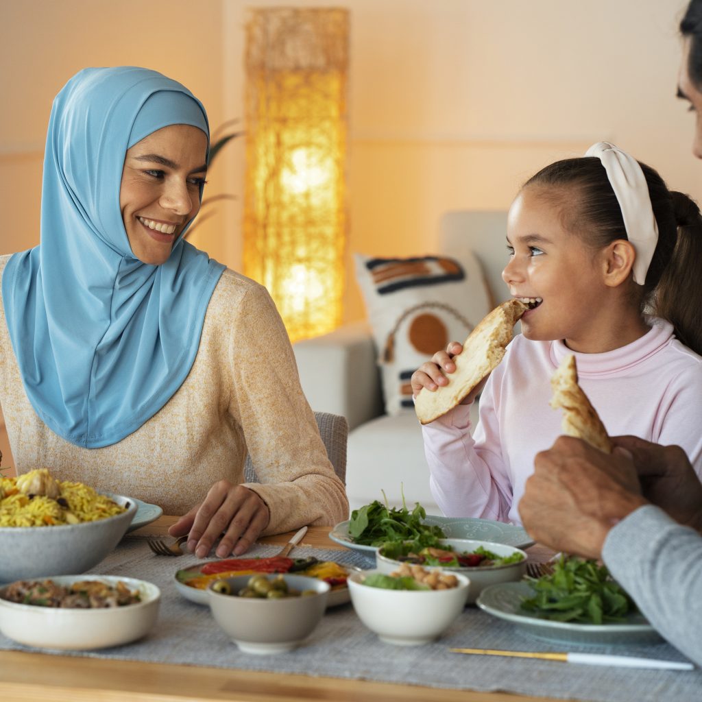 berbuka puasa keluarga sedang berbuka puasa ramadhan